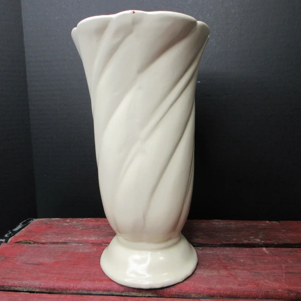 Vintage MCM Cream Ceramic Swirl Ribbed Scalloped Vase Pedestal Base Made in USA